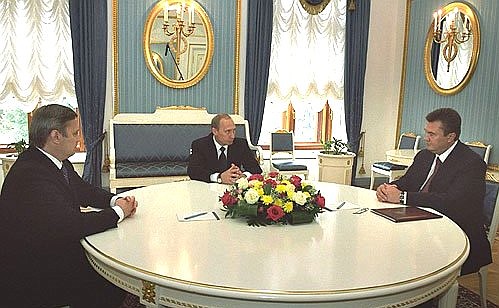 Talks with Ukrainian Prime Minister Viktor Yanukovich. On the left is Russian Prime Minister Mikhail Kasyanov.