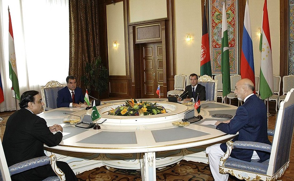 С Президентом Пакистана Асифом Али Зардари, Президентом Таджикистана Эмомали Рахмоном и Президентом Афганистана Хамидом Карзаем (слева направо).