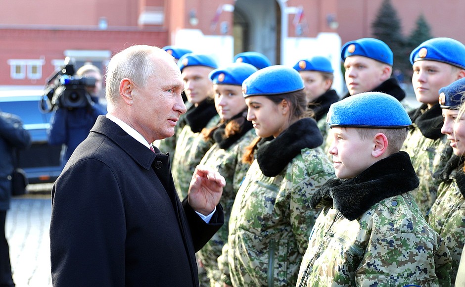Following a flower-laying ceremony at the monument to Kuzma Minin and Dmitry Pozharsky on Red Square, Vladimir Putin had a brief conversation with representatives of youth organisations and volunteers.