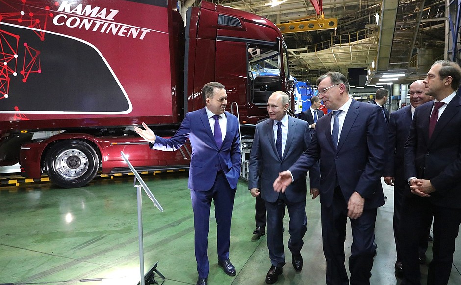 Владимир Путин ознакомился с новейшими разработками автоконцерна «КамАЗ», в том числе с прототипом грузового автомобиля КамАЗ-2020.