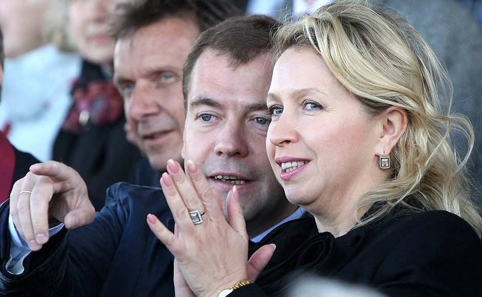 С супругой Светланой Медведевой на финальных заездах регаты на Кубок Президента России по гребным видам спорта.