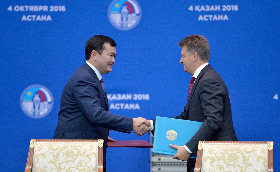 Minister of Investment and Development of Kazakhstan Zhenis Kassymbek and Transport Minister of Russia Maxim Sokolov after signing a protocol amending the intergovernmental agreement on the legal regulation of railway companies, establishments and organisations, dated October 18, 1996.