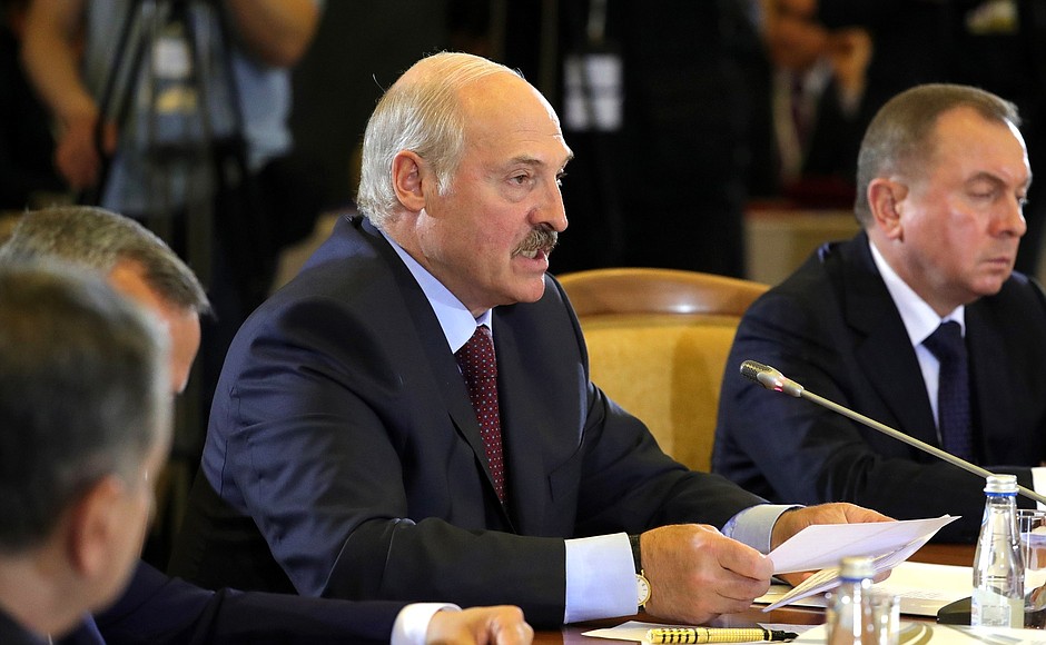 Президент Республики Беларусь Александр Лукашенко на заседании Высшего Евразийского экономического совета в расширенном составе.