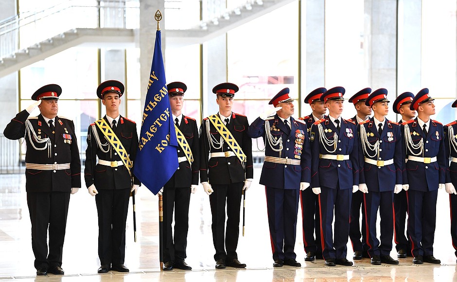 Переходящее знамя Президента вручено лучшему казачьему кадетскому корпусу.