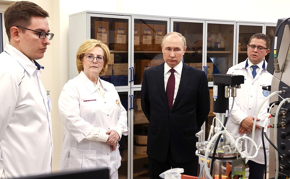 At the Laboratory for the Development and Scaling of Cultivation Technology. Research Associate at the Federal Centre for Brain and Neurotechnoogy, Alexander Moshchenko (left), conducts the tour.