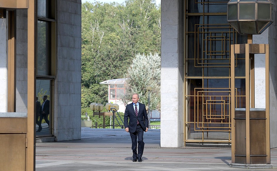 Президент посетил избирательный участок № 2151 в Гагаринском районе Москвы.