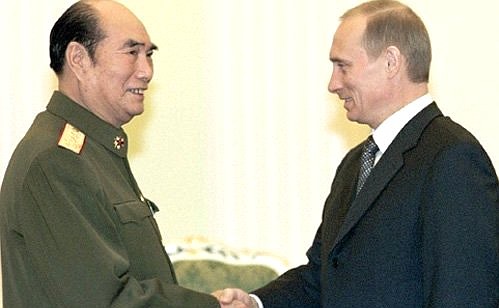 President Putin with Zhang Wannian, Vice-Chairman of China\'s Central Military Commission.