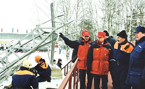 President Vladimir Putin visiting Rescue Centre No. 179 of the Ministry of Civil Defence, Emergencies and Disaster Relief. The President examines rescue equipment.