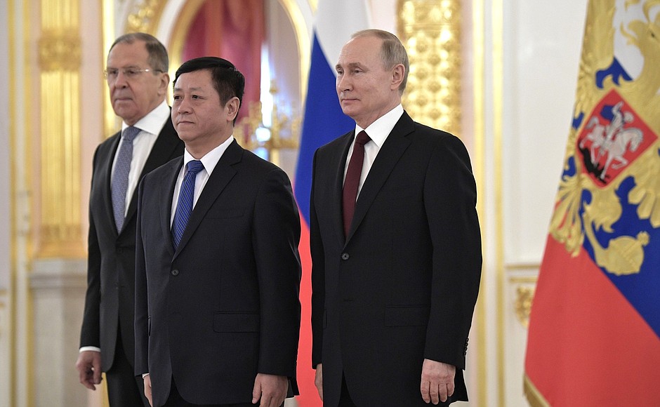 Zhang Hanhui (People’s Republic of China) presents his letter of credence to Vladimir Putin.