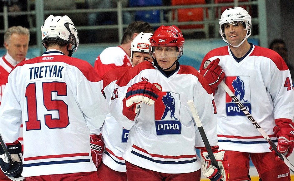 Во время матча сборной команды победителей Российской любительской хоккейной лиги с командой звёзд отечественного хоккея.