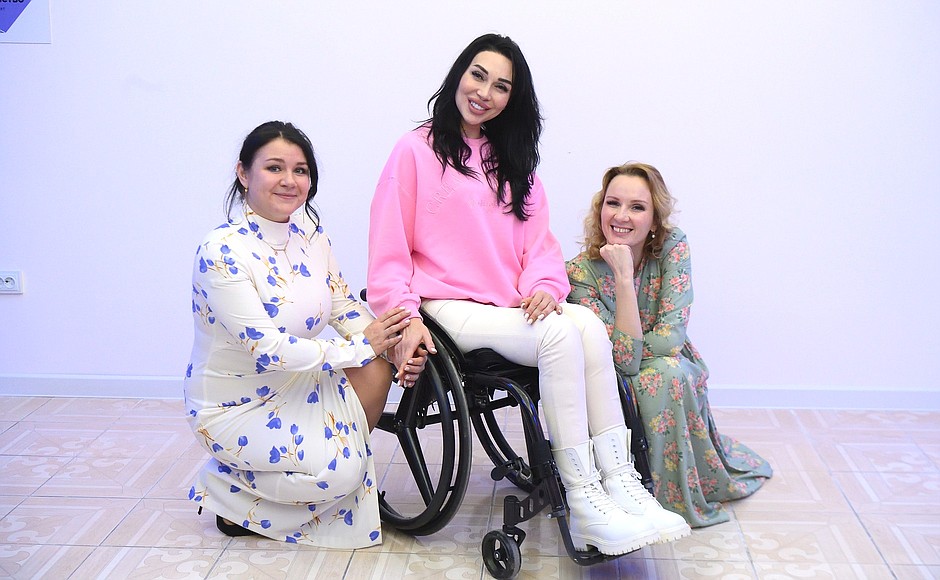 Мария Львова-Белова (справа) открыла в Краснодарском крае Центр полезной занятости для молодых людей с инвалидностью – арт-кластер «Окколо».