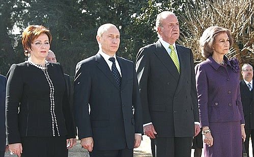 Официальная церемония встречи Владимира и Людмилы Путиных Королем Испании Хуаном Карлосом I и Королевой Софией.