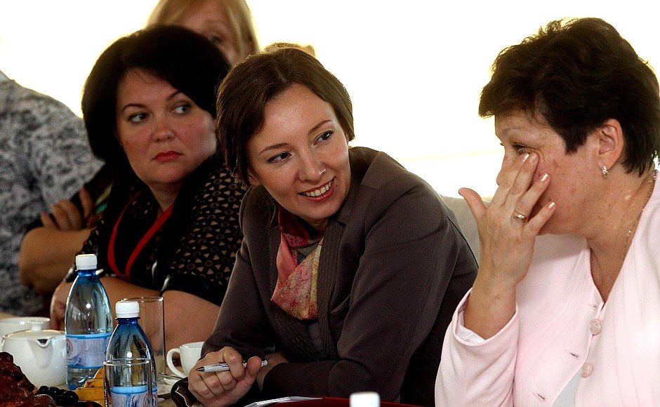 Уполномоченный при Президенте по правам ребенка Анна Кузнецова провела встречу с региональными омбудсменами и приемными семьями Кубани.