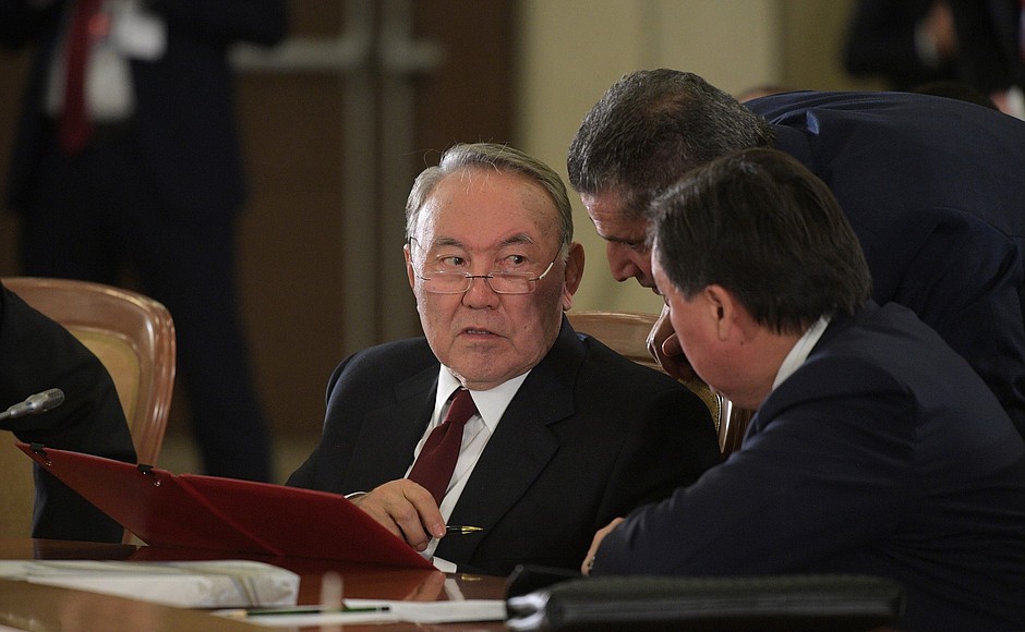 Президент Казахстана Нурсултан Назарбаев на заседании Высшего Евразийского экономического совета в расширенном составе.