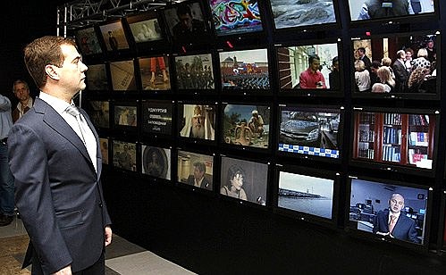 На открытии X Всемирного конгресса русской прессы. Во время осмотра выставки «Россия, которую мы сохранили».