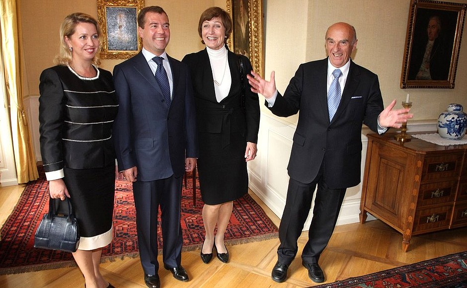 Дмитрий и Светлана Медведевы и Президент Швейцарии Ханс-Рудольф Мерц с супругой Розвитой в Федеральном дворце Швейцарии, где проходили российско-швейцарские переговоры.