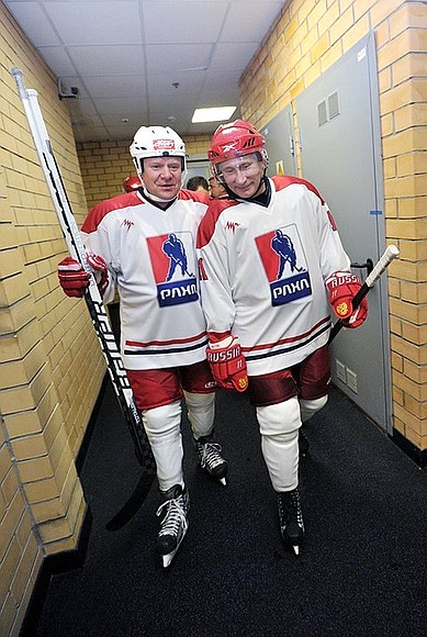 Перед началом матча сборной команды победителей Российской любительской хоккейной лиги с командой звёзд отечественного хоккея. С музыкантом Игорем Бутманом.