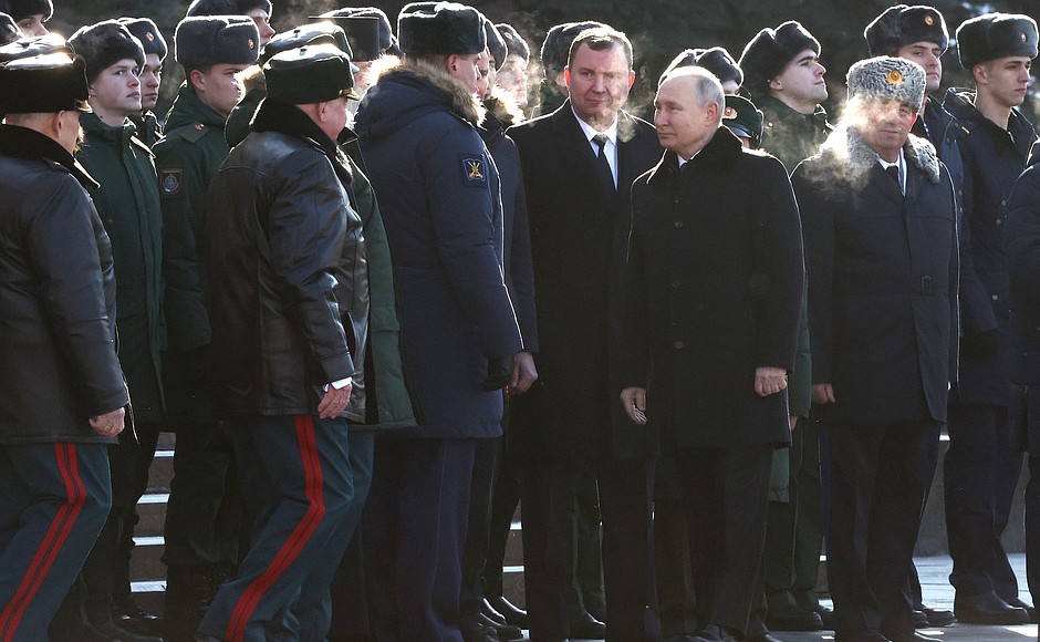 Президент побеседовал с ветеранами боевых действий, участвующими в церемонии возложения венка к Могиле Неизвестного Солдата.