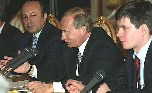 Владимир Путин и Министр иностранных дел Игорь Иванов (на фото слева) во время российско-индонезийских переговоров в расширенном составе.