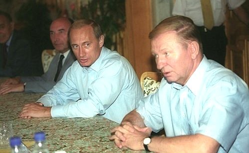 President Vladimir Putin with Ukrainian President Leonid Kuchma at an informal meeting of CIS heads of state.