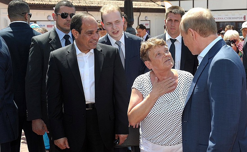 Во время прогулки по Красной Поляне Владимир Путин и Президент Египта Абдельфаттах Сиси общались с отдыхающими.