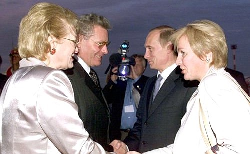 Владимир и Людмила Путины во время встречи в аэропорту Президентом Молдавии Петром Лучинским с супругой Антониной Лучинской.