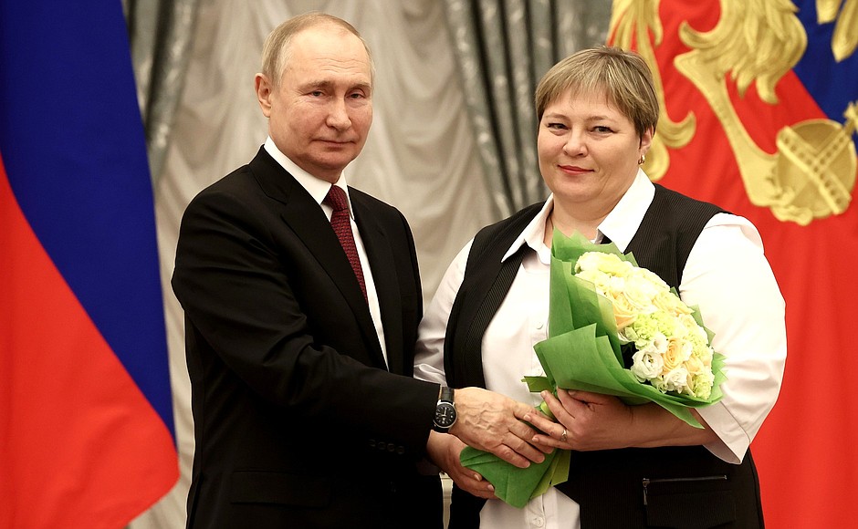 Ceremony for presenting state decorations. The title Honoured Healthcare Worker of the Russian Federation was awarded to senior nurse of the Tomsk Regional Clinical Hospital Oksana Slabovich.