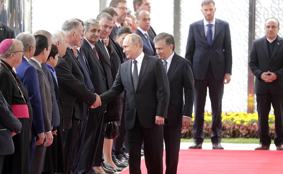 Церемония представления членов делегаций. С Президентом Узбекистана Шавкатом Мирзиёевым.
