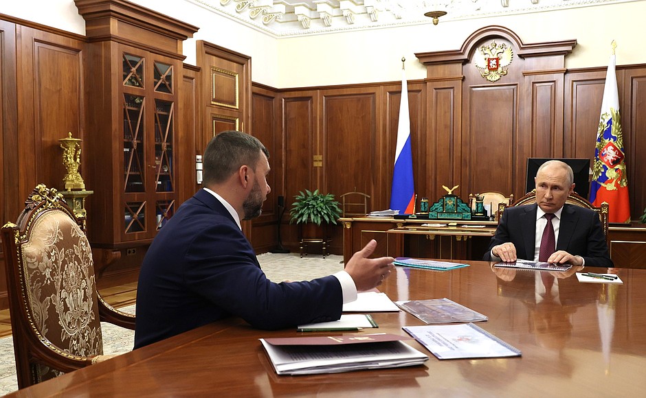 С временно исполняющим обязанности главы Донецкой Народной Республики Денисом Пушилиным.