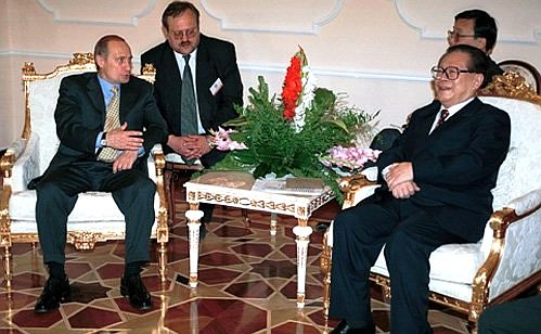 Vladimir Putin with Jiang Zemin, President of the People\'s Republic of China.