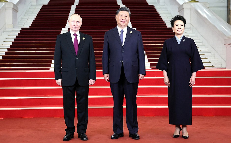 С Председателем КНР Си Цзиньпином и Пэн Лиюань на церемонии официальной встречи глав делегаций – участников III Международного форума «Один пояс, один путь».