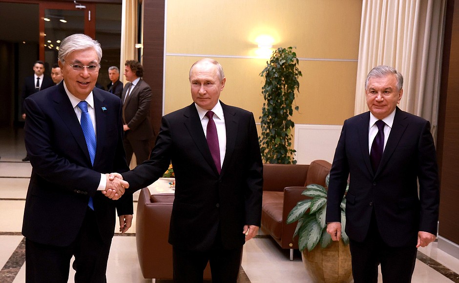 With President of Kazakhstan Kassym-Jomart Tokayev, left, and President of Uzbekistan Shavkat Mirziyoyev before the launch of Russian gas supplies to Uzbekistan via Kazakhstan.