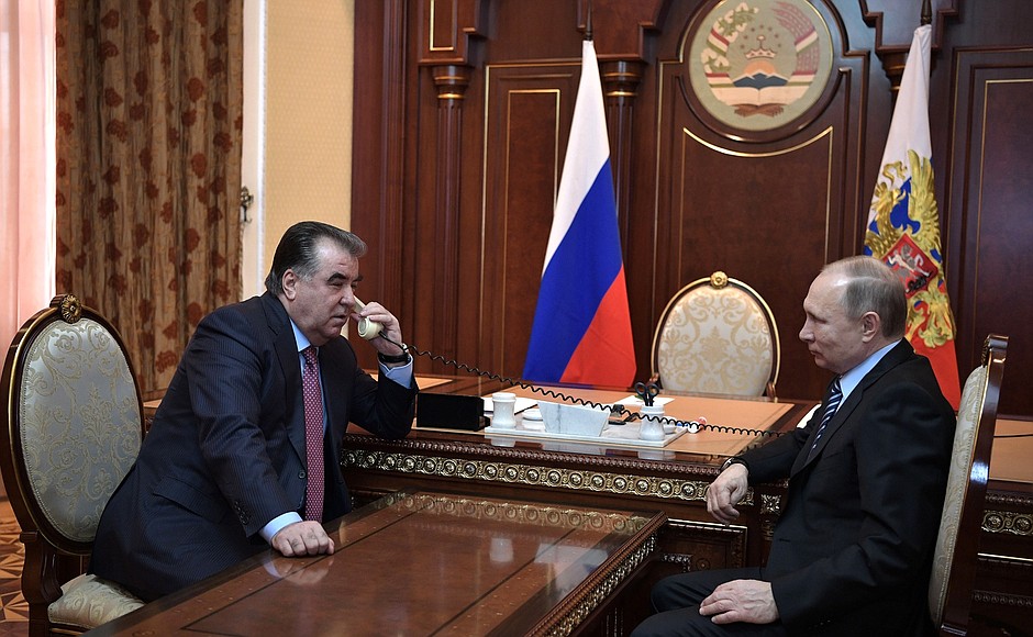 Владимир Путин и Президент Таджикистана Эмомали Рахмон провели совместный телефонный разговор с Президентом Туркменистана Гурбангулы Бердымухамедовым.