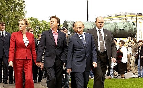 President Putin with musician Paul McCartney and his wife, Heather Mills, at the Tsar Cannon.