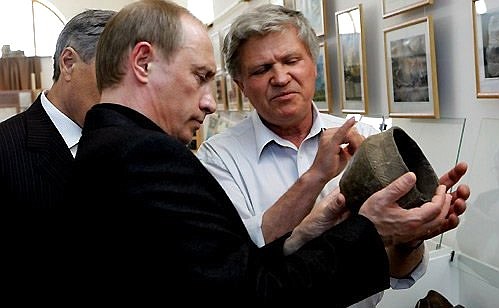 С директором музея-заповедника «Аркаим» Геннадием Здановичем во время осмотра археологической экспозиции.