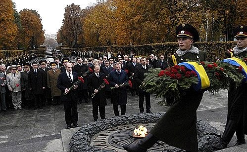 Wreath-laying by the Eternal Flame at the Grave of the Unknown Soldier. With Ukrainian President Leonid Kuchma, Belorussian President Alexander Lukashenko and Azerbaijani President Ilham Aliev.