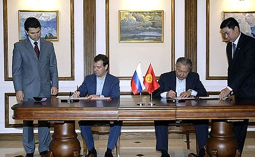 Signing the memorandum on developing and improving the bilateral legal framework governing the stationing of Russian troops on the territory of Kyrgyzstan and the deployment of an additional Russian military contingent. With President of Kyrgyzstan Kurmanbek Bakiyev.
