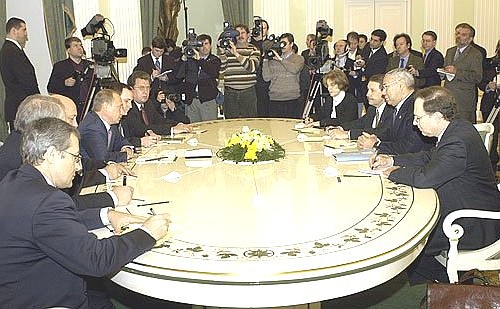 Переговоры в расширенном составе с государственным секретарем США Колином Пауэллом.