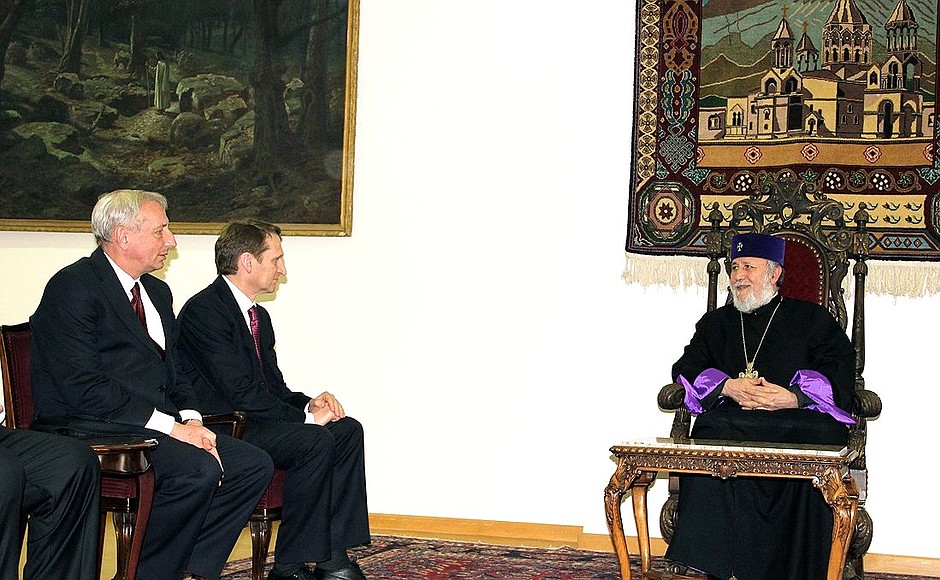 With Karekin II, Catholicos of All Armenians and Russian Ambassador to Armenia Vyacheslav Kovalenko.