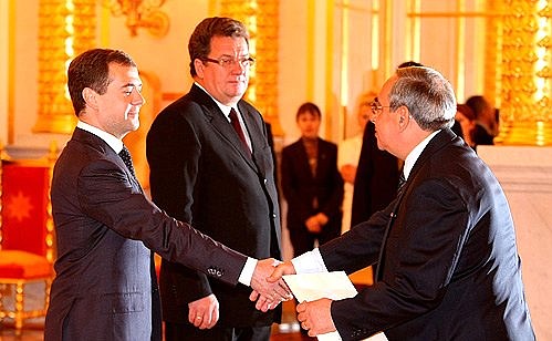 Верительную грамоту Президенту России вручает посол Государства Палестина Афиф Сафия.