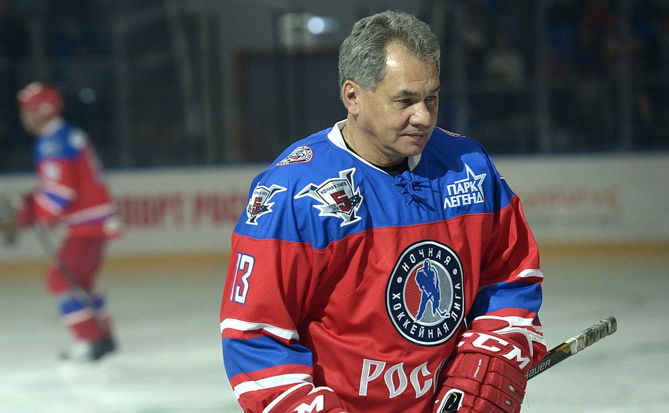 Матч нового пятого сезона Ночной хоккейной лиги между хоккеистами-ветеранами команды «Звёзды НХЛ» и сборной НХЛ. Министр обороны Сергей Шойгу.
