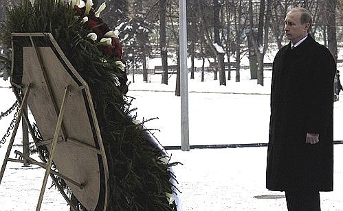 Wreath-laying ceremony by the grave of the Unknown Soldier.