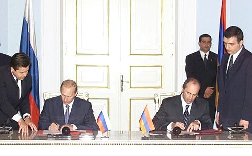 President Vladimir Putin and Armenian President Robert Kocharian signing a treaty on long-term economic cooperation for a period up to 2010.