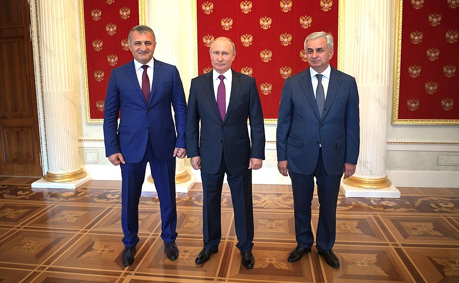 С Президентом Республики Абхазия Раулем Хаджимбой (справа) и Президентом Республики Южная Осетия Анатолием Бибиловым.