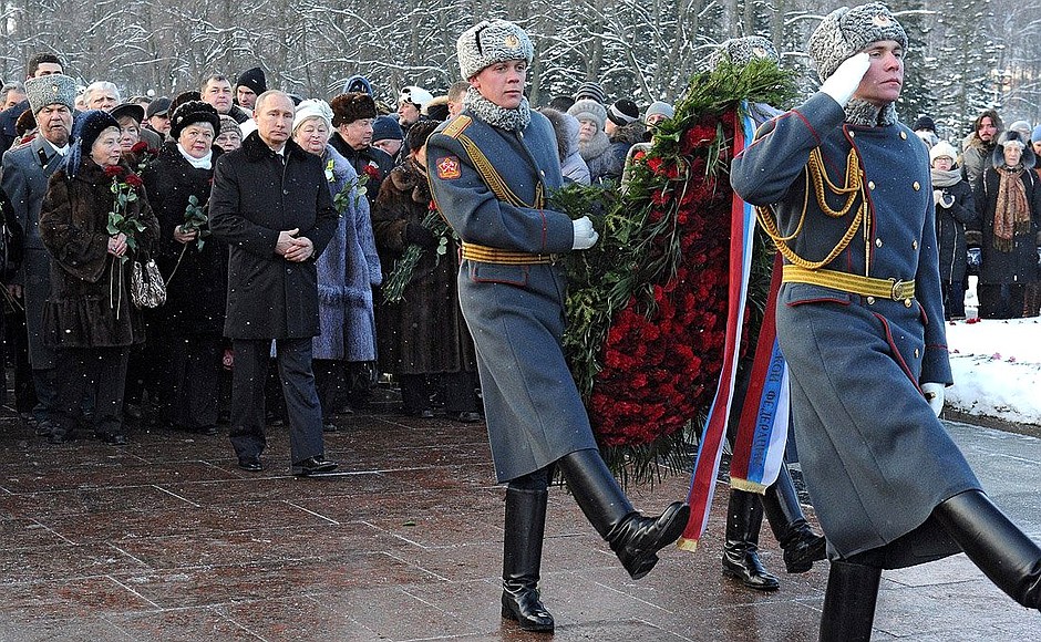 Laying a wreath at the Motherland monument at the Piskarevskoye Memorial Cemetery.