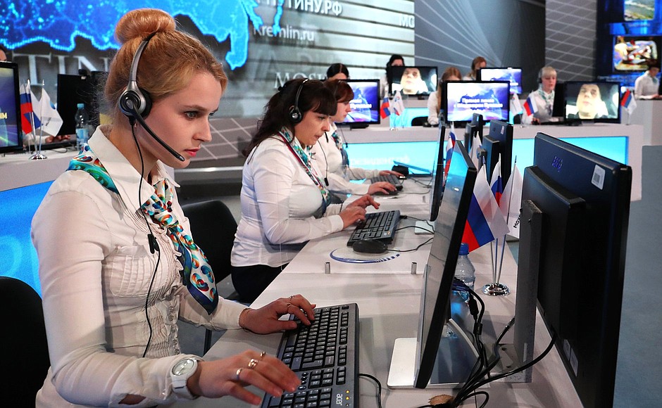 Call centre operators of the Direct Line with Vladimir Putin.