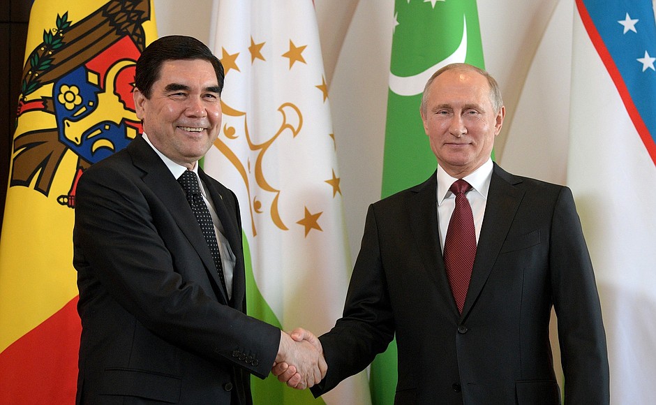 С Президентом Туркменистана Гурбангулы Бердымухамедовым перед началом заседания Совета глав государств – участников Содружества Независимых Государств.