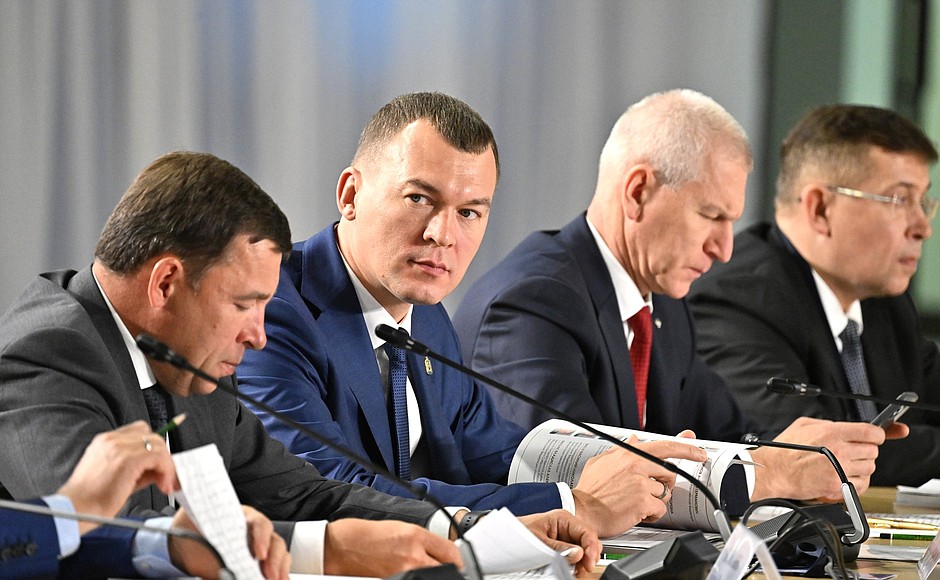 At a meeting of the Council for the Development of Physical Culture and Sport. From left: Sverdlovsk Region Governor Yevgeny Kuyvashev, Khabarovsk Territory Governor Mikhail Degtyarev, Minister of Sport Oleg Matytsin, and Presidential Aide – Head of the Presidential Control Directorate Dmitry Shalkov.