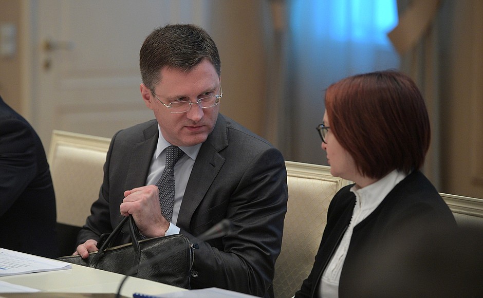 Министр энергетики Александр Новак и председатель Центрального банка Эльвира Набиуллина перед началом совещания по наиболее актуальным международным проблемам.