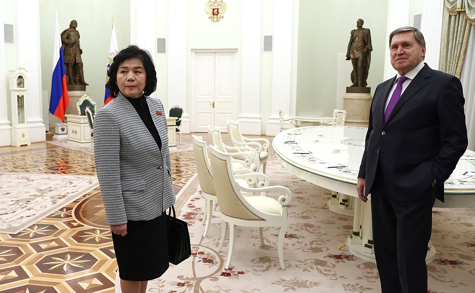 Министр иностранных дел КНДР Цой Сон Хи и помощник Президента Юрий Ушаков.
